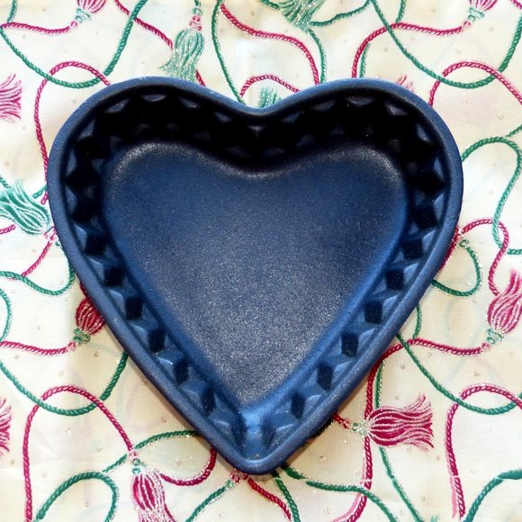 Heavy Cast Iron Heart-shaped Baking Pan - Picture 2 of 4